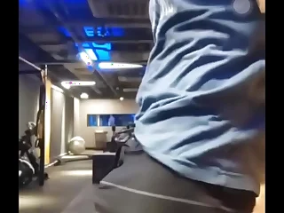 Homem safado de bermuda tactel mostrando a mala na academia &vert; Tactefilia Na Conquest