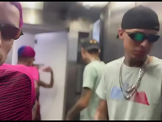 F&atilde; do brinquedo realiza sonho de transar com ele e com namorado corninho junto