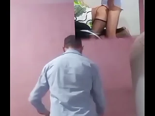 O Executivo socando forte